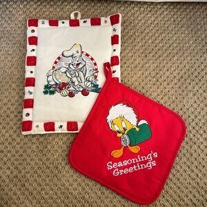 Looney Tunes Christmas pot holders.Tweety, Bugs Bunny+ the Tanzanian on back